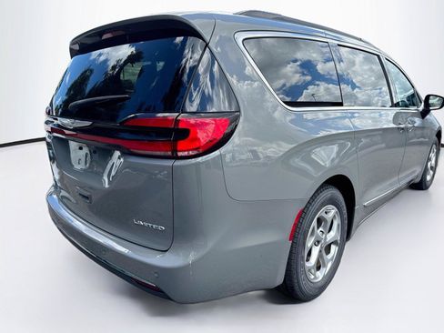 Used 2023 Chrysler Pacifica Limited FWD image 5