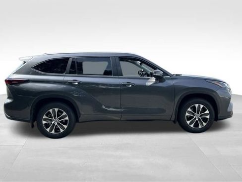Used 2025 Toyota Highlander XLE AWD/4WD image 6