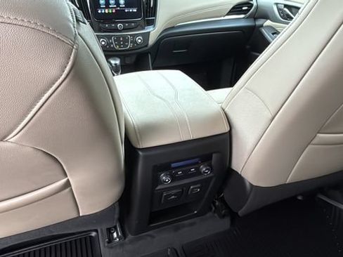 Used 2022 Chevrolet Traverse LT w/ LT Premium Package FWD image 20