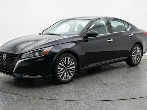 Used 2025 Nissan Altima 2.5 SV image 3
