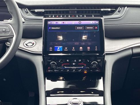 Used 2025 Jeep Grand Cherokee L Limited w/ Luxury Tech Group II image 14