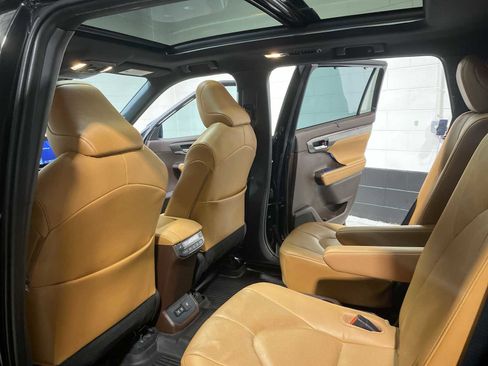 Used 2020 Toyota Highlander Platinum image 12