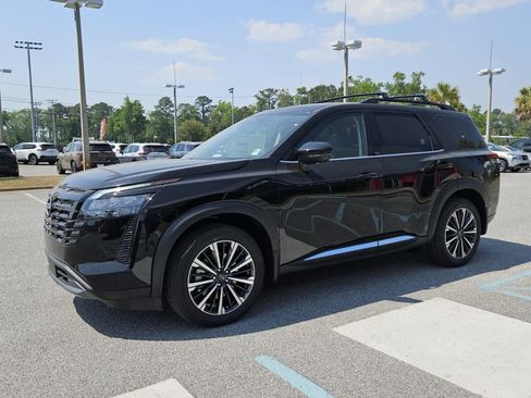 New 2026 Nissan Pathfinder Platinum FWD image 2