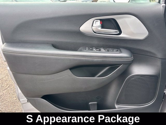 Used 2018 Chrysler Pacifica Touring-L w/ Premium Audio Group FWD image 13