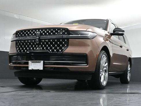 Certified 2025 Lincoln Navigator Black Label AWD/4WD image 40
