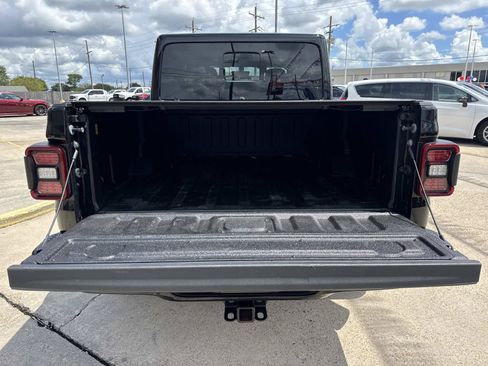 Used 2023 Jeep Gladiator Overland AWD/4WD image 8