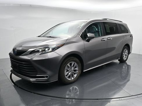 Used 2024 Toyota Sienna XLE FWD image 4