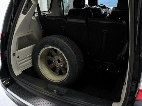 Used 2016 Chrysler Town & Country Touring FWD image 14