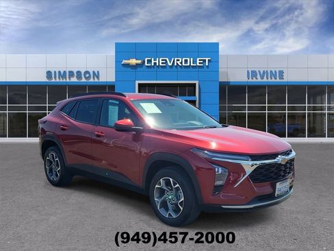 Used 2024 Chevrolet Trax LT w/ Driver Confidence Package FWD image 2