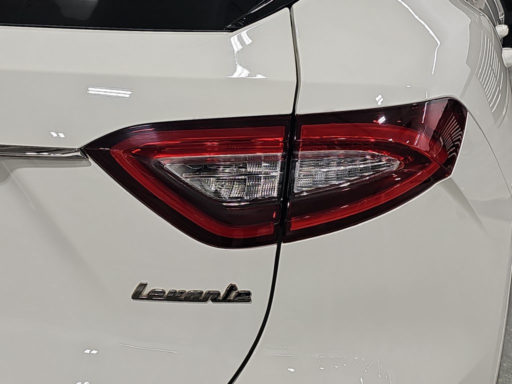 Used 2020 Maserati Levante AWD/4WD image 35