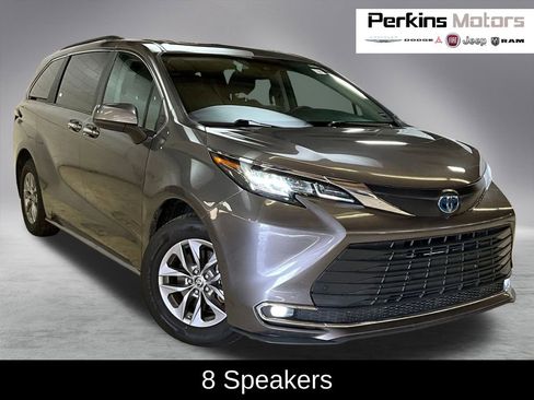 Used 2024 Toyota Sienna XLE image 1