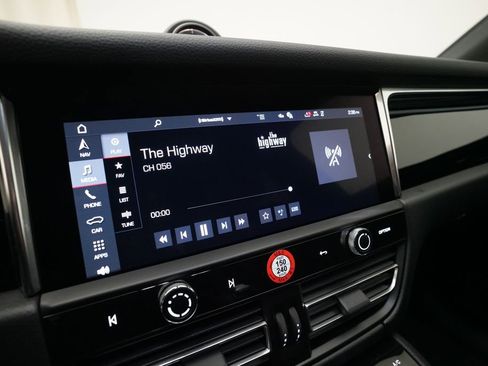 Certified 2026 Porsche Macan image 23