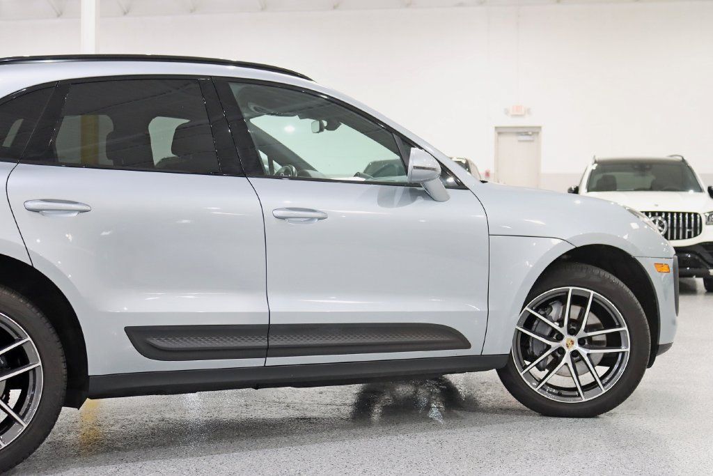 Used 2022 Porsche Macan AWD/4WD image 11