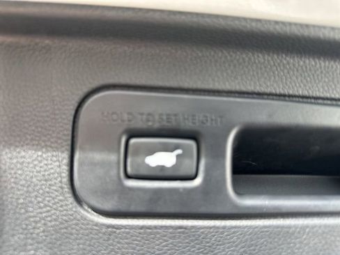 Used 2025 Honda Pilot Touring image 13