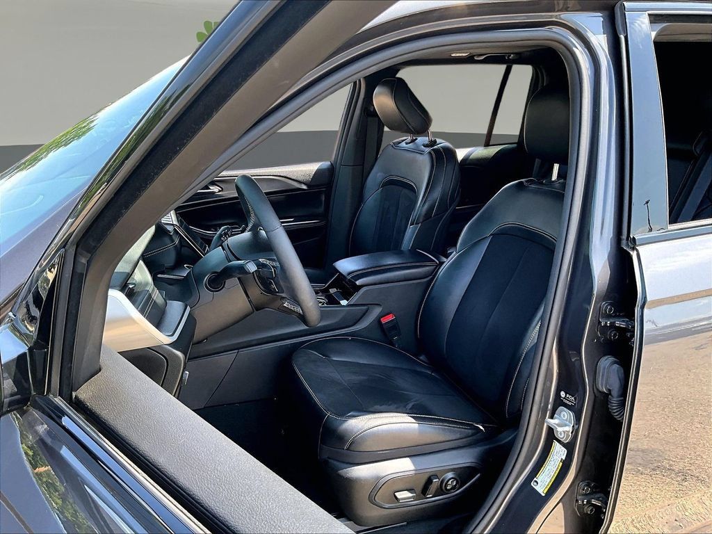 Used 2023 Jeep Grand Cherokee Altitude AWD/4WD image 24