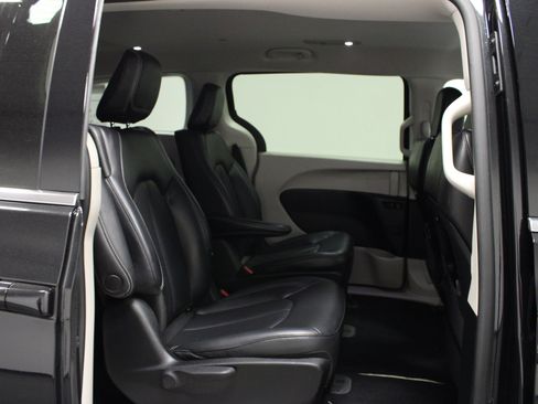 Used 2023 Chrysler Pacifica Touring-L FWD image 16