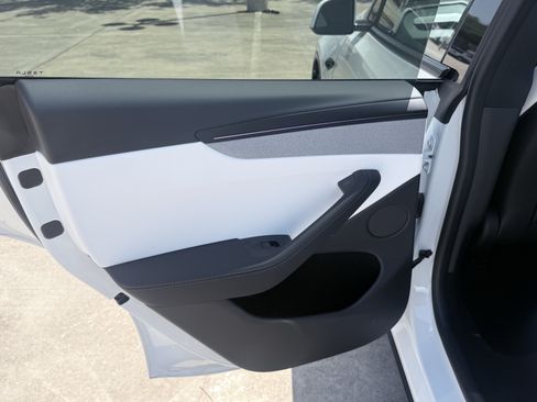 Used 2026 Tesla Model Y 2WD image 30
