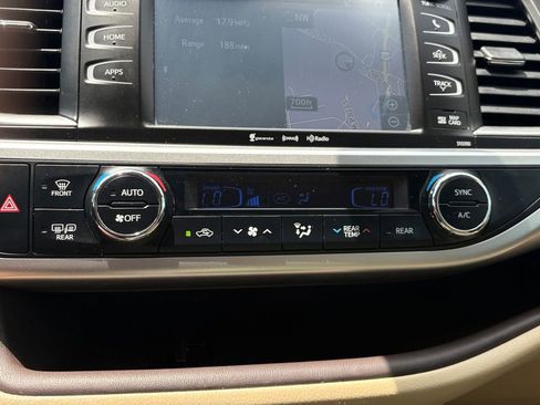 Used 2019 Toyota Highlander XLE FWD image 31