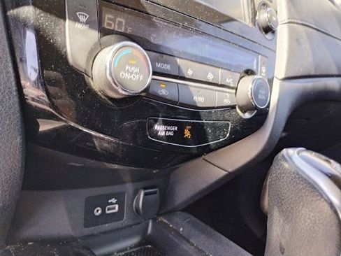 Used 2019 Nissan Rogue SV w/ Premium Package image 18