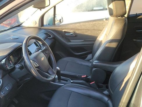 Used 2021 Chevrolet Trax LT image 3