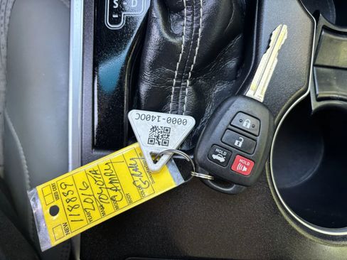 Used 2016 Toyota Camry SE FWD image 30