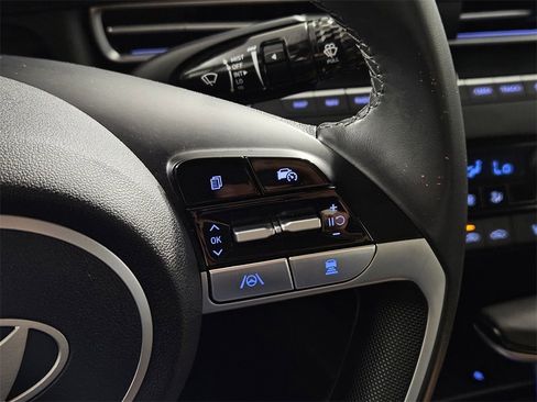 Used 2025 Hyundai Elantra Limited image 21