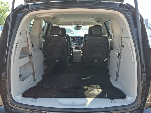 Used 2024 Chrysler Pacifica Touring-L FWD image 28