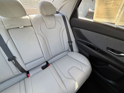 Used 2025 Hyundai Elantra Limited image 41