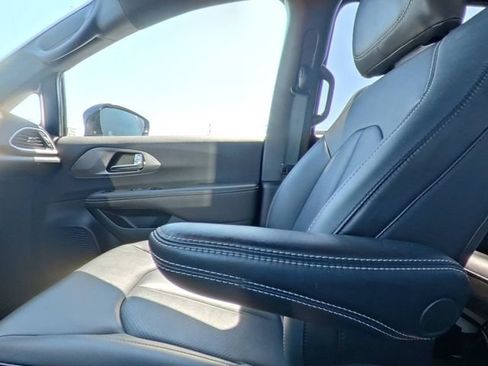 Used 2025 Chrysler Pacifica Select FWD image 29