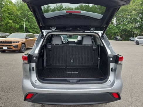 Used 2022 Toyota Highlander XLE AWD/4WD image 47