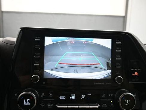 Used 2021 Toyota Highlander XLE FWD image 21