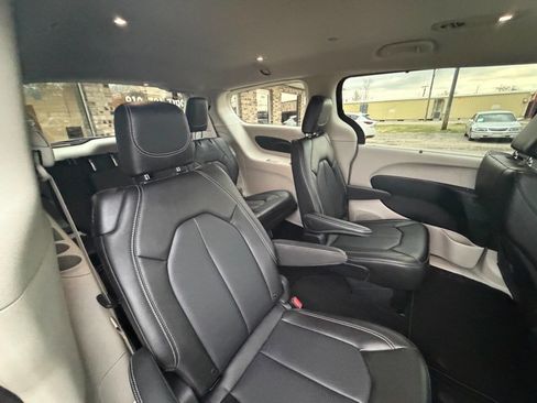 Used 2024 Chrysler Pacifica Touring-L image 14