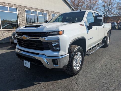 Used 2024 Chevrolet Silverado 2500 LT AWD/4WD image 2