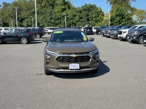Used 2024 Chevrolet Trax LT w/ Driver Confidence Package FWD image 3