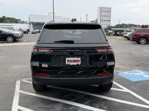 Used 2025 Jeep Grand Cherokee Limited w/ Black Appearance Package AWD/4WD image 3