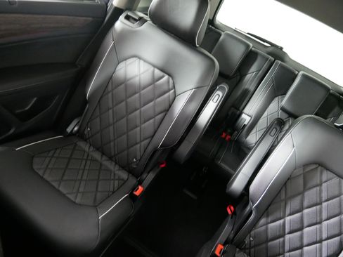 Used 2025 Volkswagen Atlas SEL Premium R-Line image 12