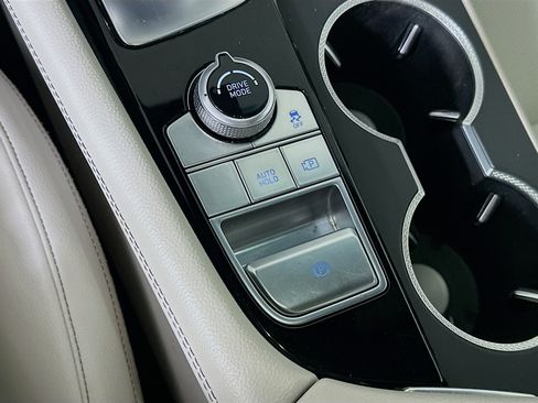 Used 2025 Genesis G70 2.5T image 26