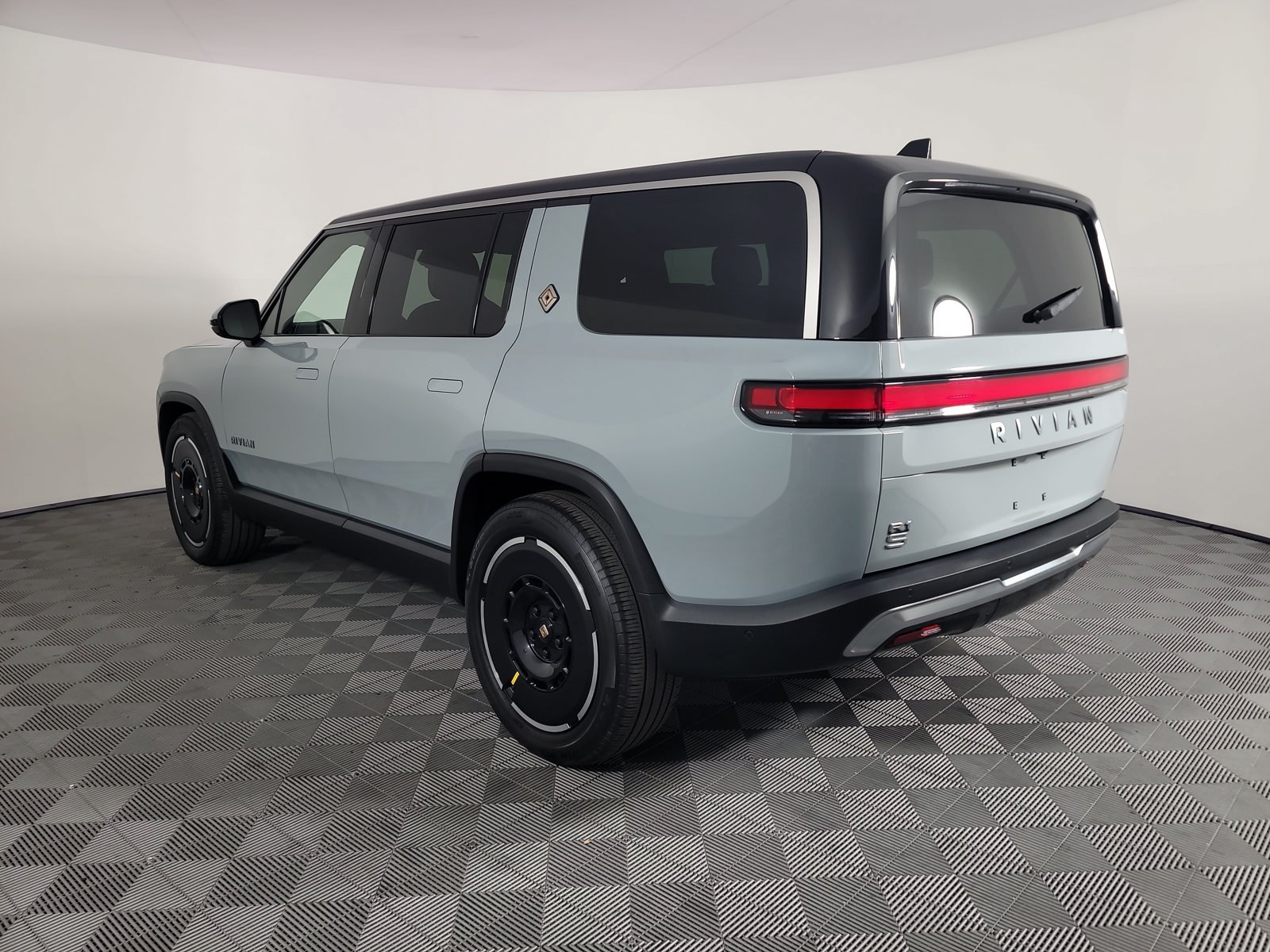 Used 2025 Rivian R1S Adventure Dual AWD/4WD image 3