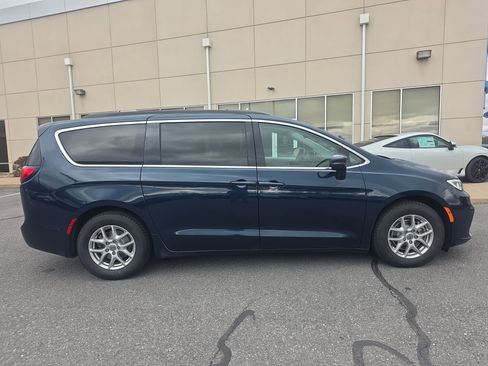 Used 2022 Chrysler Pacifica Touring-L image 4