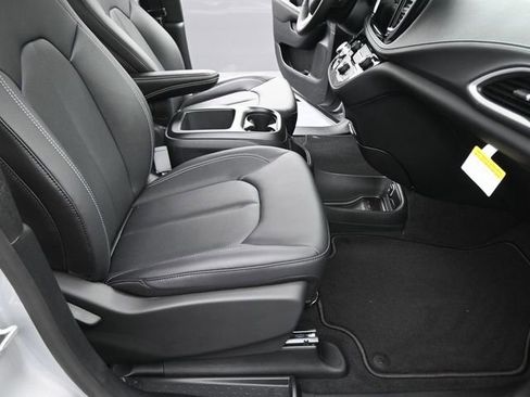 New 2026 Chrysler Pacifica Select image 22