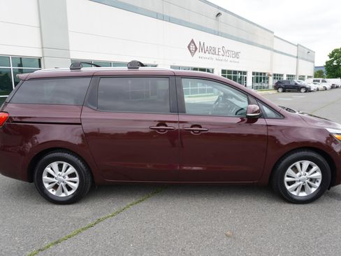 Used 2018 Kia Sedona LX w/ LX Essentials Premium Package FWD image 8