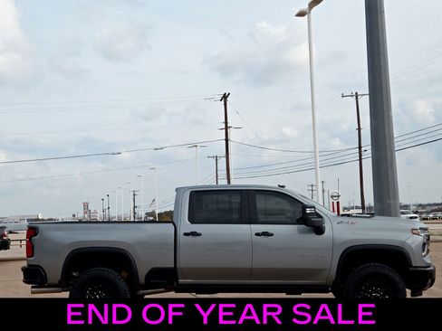 Used 2025 Chevrolet Silverado 2500 ZR2 w/ Technology Package image 2