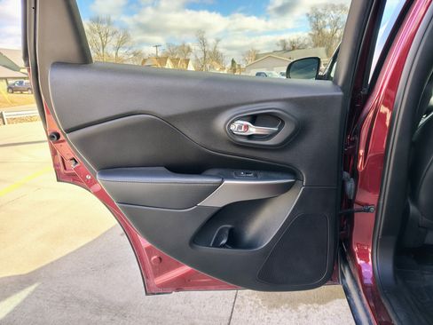 Used 2019 Jeep Cherokee Limited image 12