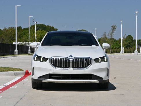 Used 2025 BMW i5 eDrive40i w/ Executive Package RWD image 3