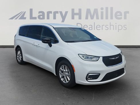 New 2026 Chrysler Pacifica Select image 7