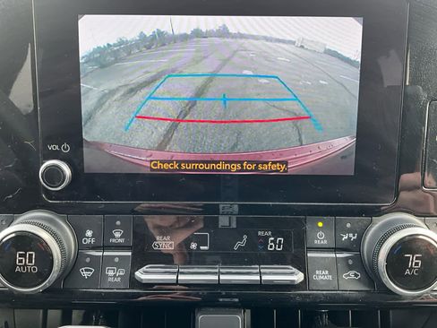 Used 2023 Toyota Highlander XLE image 18