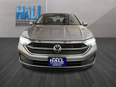 Certified 2023 Volkswagen Jetta SE image 9