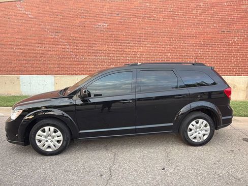 Used 2019 Dodge Journey SE w/ Connectivity Group FWD image 2