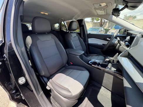 Used 2025 Chevrolet Trax LT FWD image 36