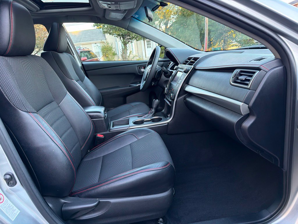Used 2017 Toyota Camry SE w/ Moonroof Package FWD image 29